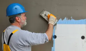 Ile kosztuje położenie tynku na elewacji? Praktyczne porady i błędy, których uniknąć