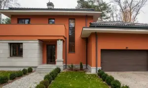 Ile farby na elewacje? Oblicz dokładnie i uniknij strat materiału