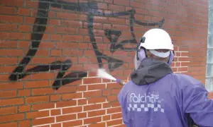 Skuteczne sposoby na usunięcie graffiti z elewacji – poradnik krok po kroku