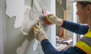 Jak skutecznie zerwać tynk mozaikowy bez uszkodzenia powierzchni – sprawdzone metody