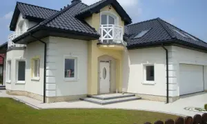 Grafitowy dach i białe okna – jak wybrać idealną elewację dla domu?