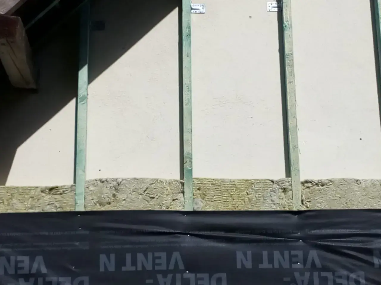 Jaka wełna na elewacje drewniane? Wybierz najlepszą izolację bez błędów!